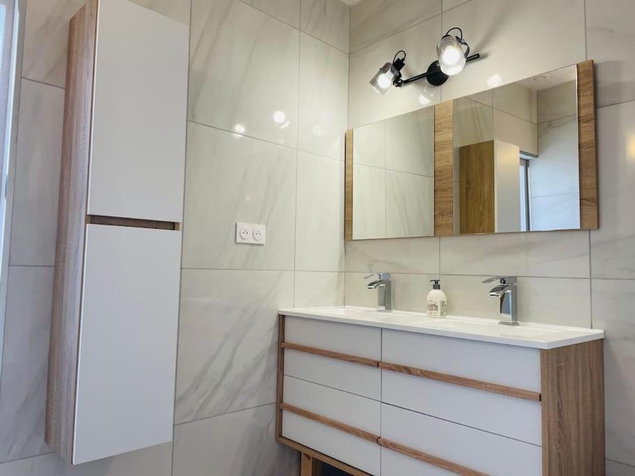 Agreable Maison De Village Avec Balcon Roiffieux Luaran gambar