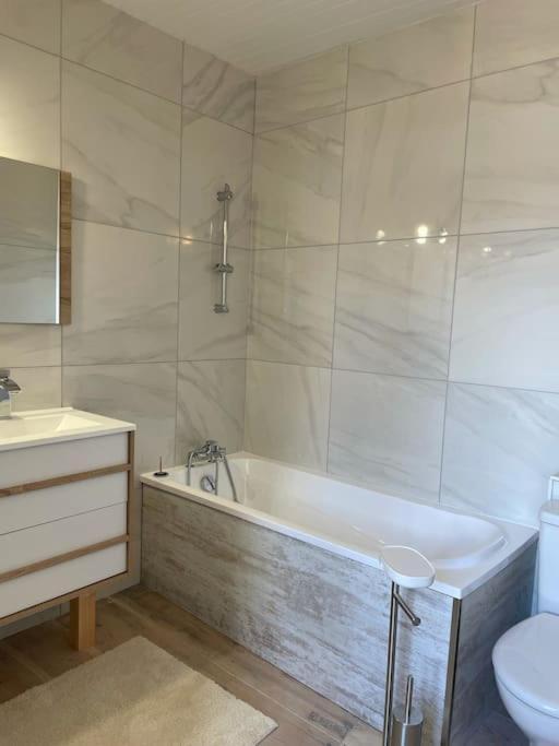 Agreable Maison De Village Avec Balcon Roiffieux Luaran gambar